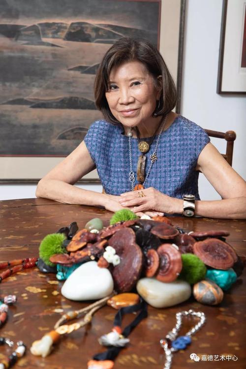 作為文化歷史學(xué)者,文化藝術(shù)策劃咨詢顧問(wèn)與設(shè)計(jì)師,羅啟妍于大英博物館