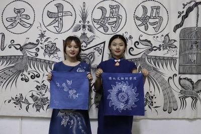 江蘇科技大學人文社科學院苗族蠟染實踐團直播傳承非遺文化